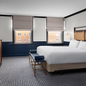 Deluxe King Room Wet Bar